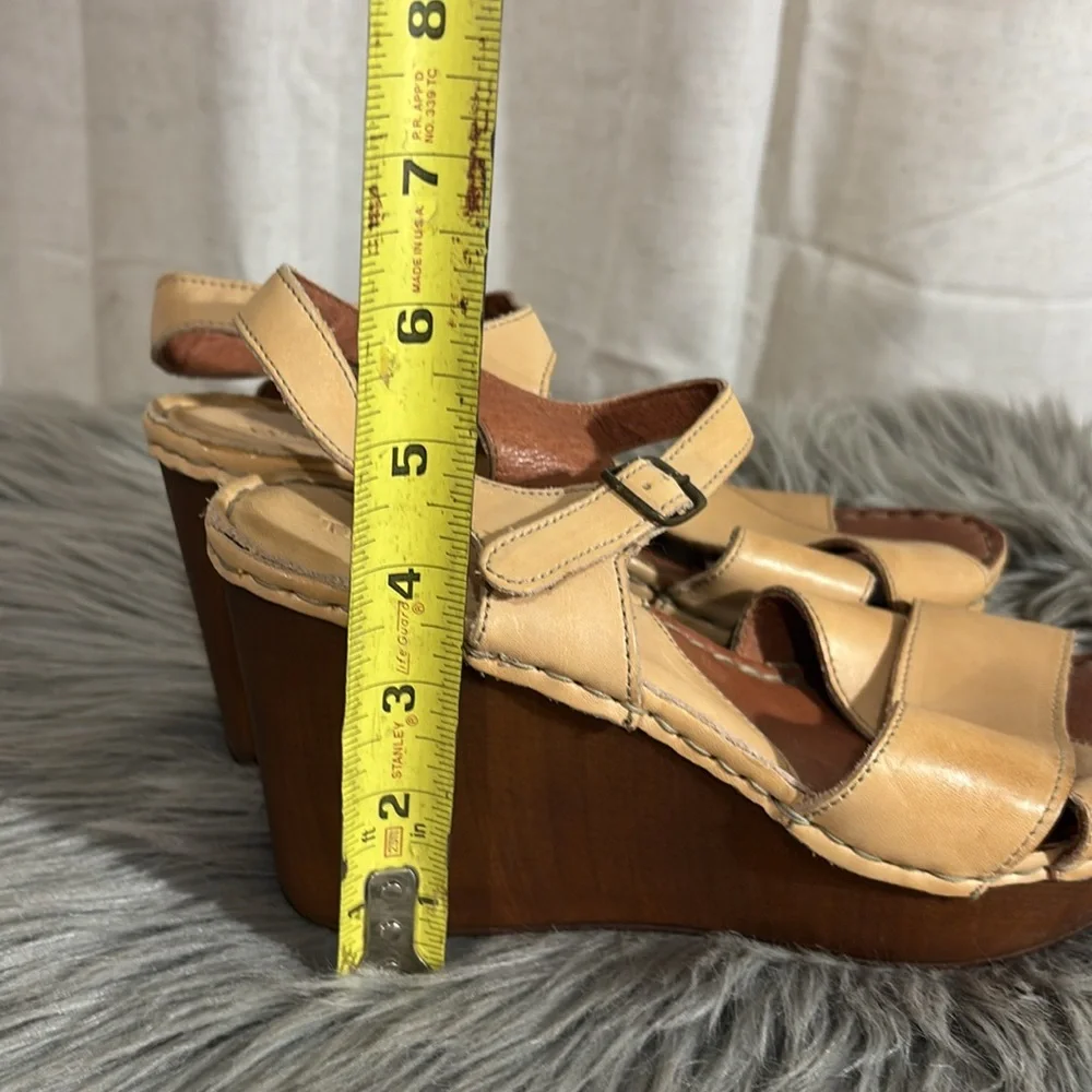 Ten Points Wedge Sandals in Apricot